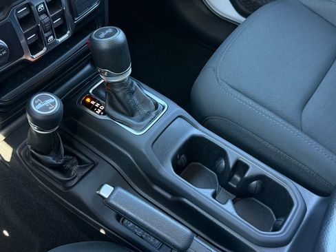 Used 2022 Jeep Wrangler Unlimited Sport w/ Technology Group image 29