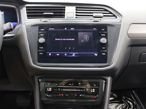 Used 2022 Volkswagen Tiguan SE AWD/4WD image 38