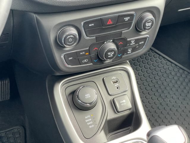 Used 2018 Jeep Compass Latitude w/ Popular Equipment Group AWD/4WD image 31