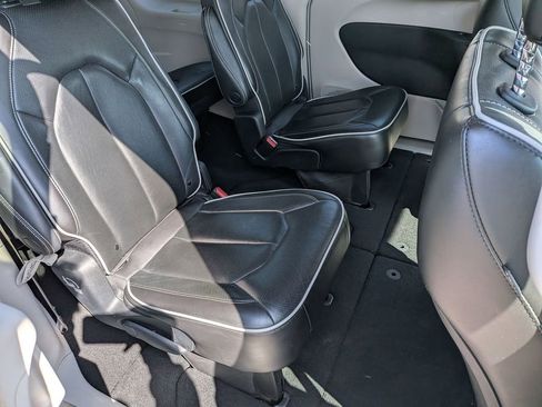 Used 2023 Chrysler Pacifica Limited image 14