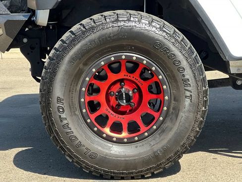 Used 2018 Jeep Wrangler Unlimited Sahara AWD/4WD image 28