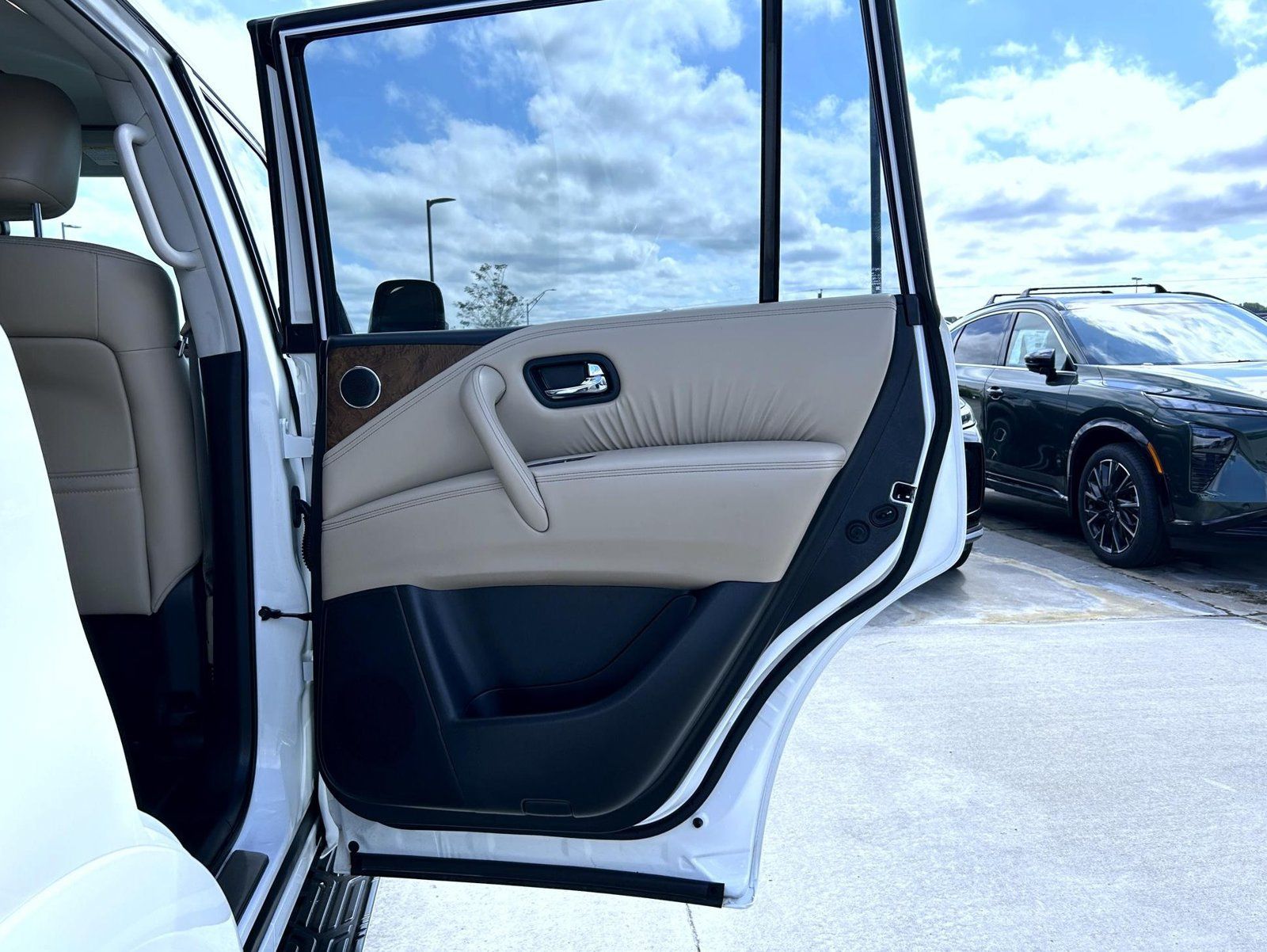 Used 2024 Nissan Armada SL w/ Captain's Chairs Package AWD/4WD image 17