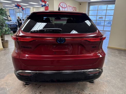 Used 2023 Toyota Venza Nightshade image 9