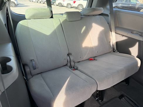 Used 2018 Toyota Sienna L w/ Carpet Mat Package image 20