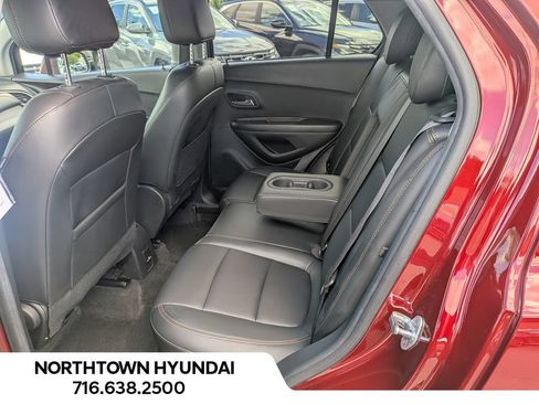 Used 2021 Chevrolet Trax LT w/ Premium Seat Package AWD/4WD image 29