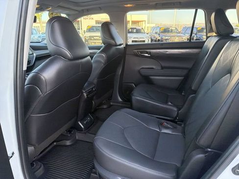 Certified 2024 Toyota Highlander Platinum AWD/4WD image 29