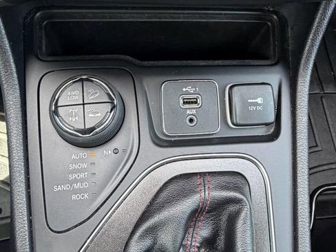 Used 2019 Jeep Cherokee Trailhawk w/ Cold Weather Group AWD/4WD image 20