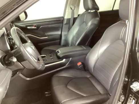 Used 2025 Toyota Highlander XLE AWD/4WD image 12