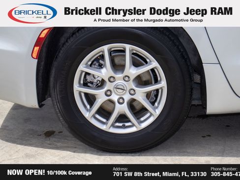 Used 2024 Chrysler Pacifica Touring-L image 38