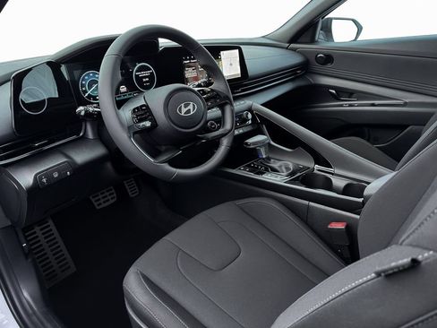 Certified 2025 Hyundai Elantra SEL FWD image 22