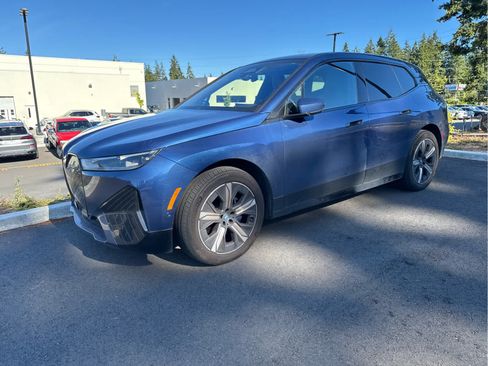 Used 2023 BMW iX xDrive50 w/ Sport Package AWD/4WD image 3