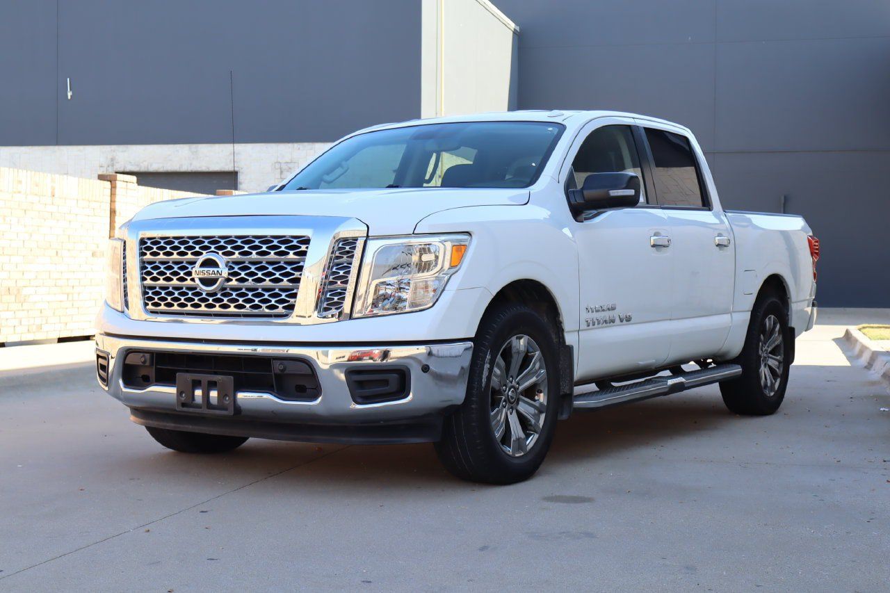 Used 2018 Nissan Titan SV w/ SV Convenience Package RWD image 2