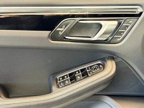 Certified 2026 Porsche Macan AWD/4WD image 11