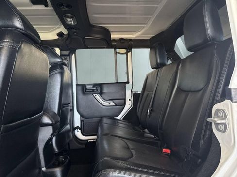 Used 2018 Jeep Wrangler Unlimited Sahara AWD/4WD image 11