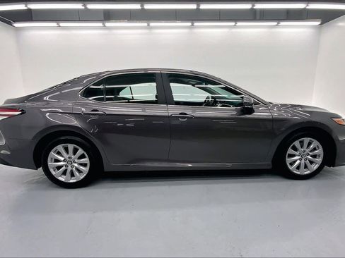 Used 2018 Toyota Camry LE image 5
