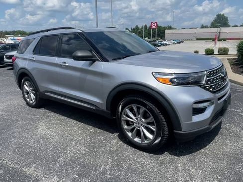 Used 2022 Ford Explorer XLT w/ Equipment Group 202A AWD/4WD image 3