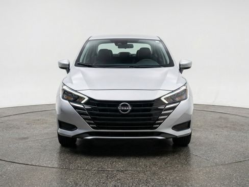 Used 2025 Nissan Versa SV image 2