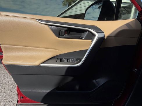 Used 2019 Toyota RAV4 LE FWD image 21
