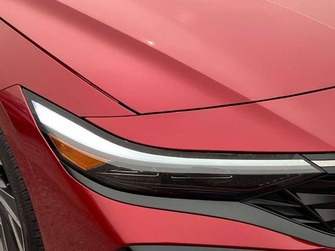 Certified 2025 Hyundai Elantra Limited FWD image 9