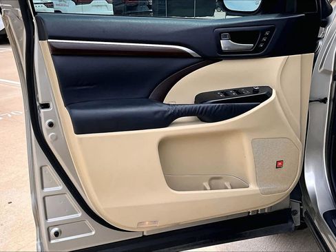 Used 2014 Toyota Highlander Limited w/ Driver Technology Package image 22