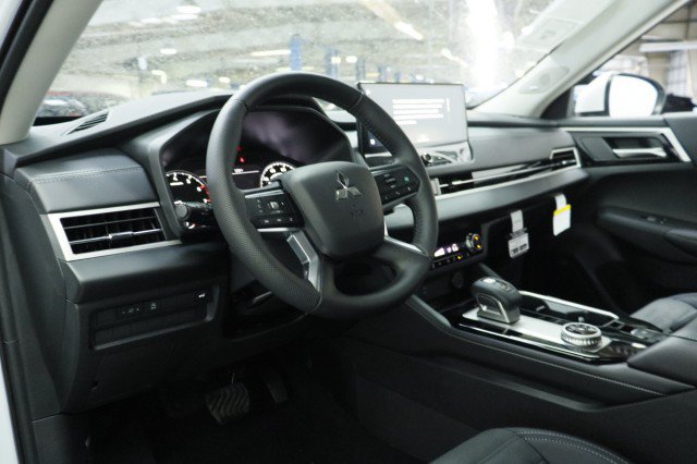 New 2026 Mitsubishi Outlander SE FWD image 5