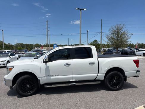 Used 2018 Nissan Titan SL AWD/4WD image 4