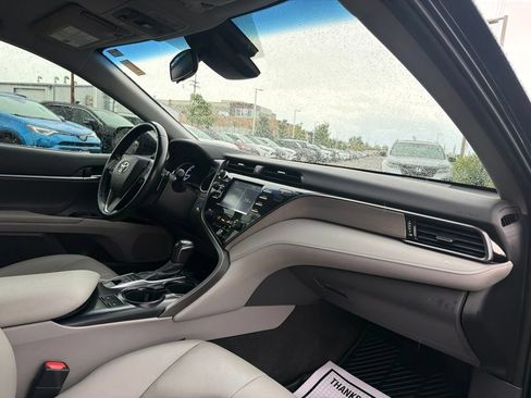 Used 2019 Toyota Camry SE FWD image 13