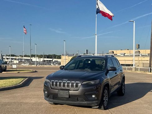 Used 2019 Jeep Cherokee Latitude Plus w/ Comfort/Convenience Group FWD image 7