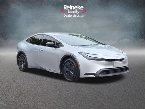 Used 2025 Toyota Prius LE FWD image 3