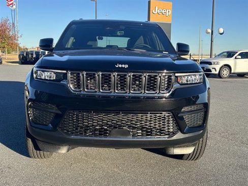 New 2025 Jeep Grand Cherokee Laredo image 2