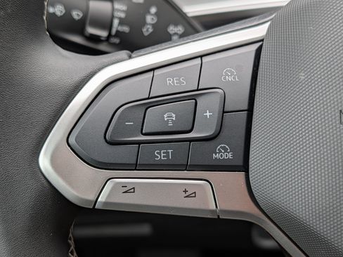Used 2025 Volkswagen Tiguan SE AWD/4WD image 32