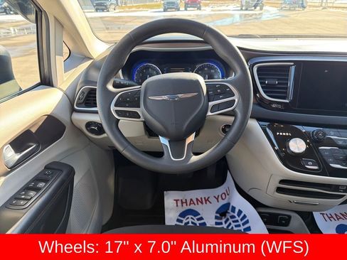 Used 2017 Chrysler Pacifica Touring w/ Tire & Wheel Group image 14