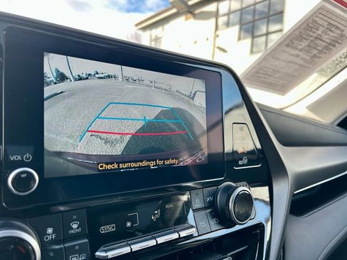 Certified 2024 Toyota Highlander XLE image 25