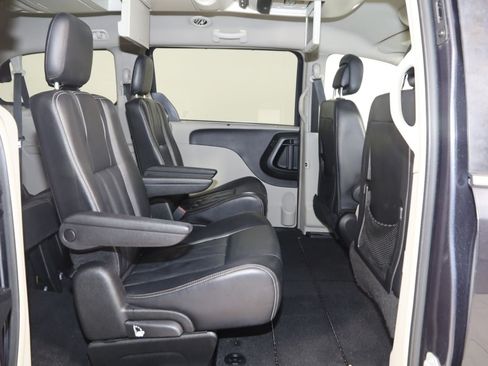 Used 2013 Chrysler Town & Country Touring FWD image 11