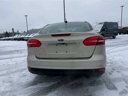 Used 2017 Ford Focus SE w/ Cold Weather Package image 7