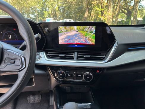 Used 2025 Chevrolet Trax LT FWD image 17