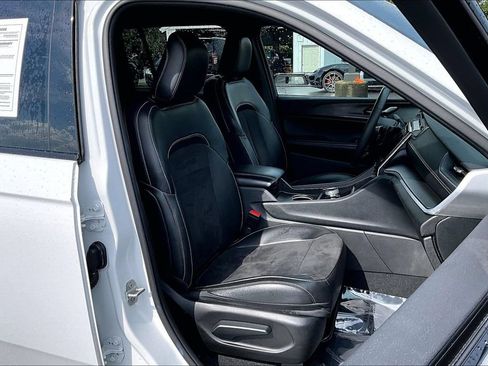 Used 2024 Jeep Grand Cherokee Altitude RWD image 30