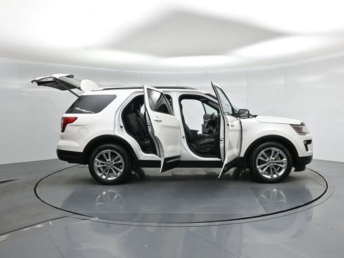 Certified 2018 Ford Explorer XLT w/ Equipment Group 202A image 5