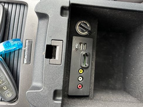 Used 2013 Lincoln MKS image 29