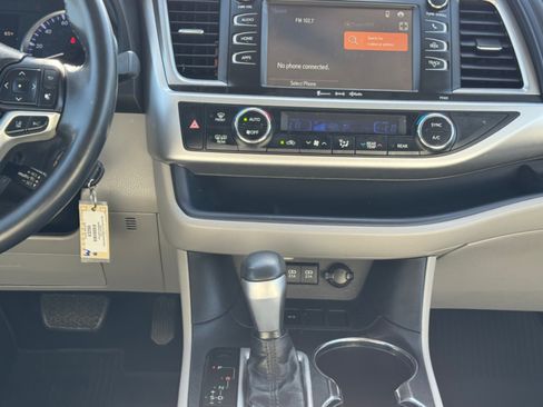 Used 2017 Toyota Highlander Plus image 15