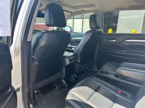 Used 2018 Toyota Highlander XLE image 16