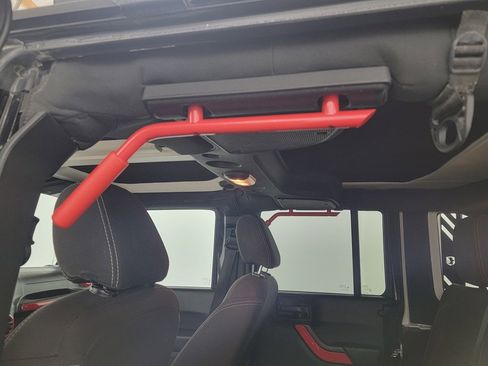 Used 2018 Jeep Wrangler Unlimited Rubicon w/ Connectivity Group image 30