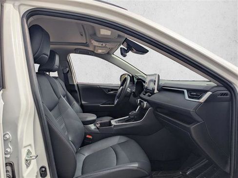 Used 2022 Toyota RAV4 Limited image 17