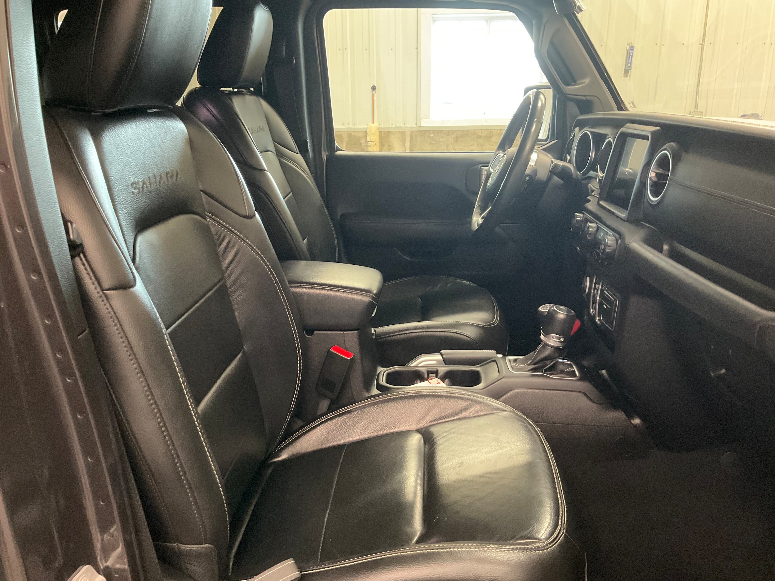 Used 2018 Jeep Wrangler Unlimited Sahara AWD/4WD image 31