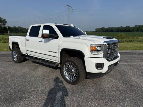 Used 2019 GMC Sierra 2500 Denali w/ Duramax Plus Package AWD/4WD image 4