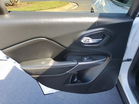 Used 2019 Jeep Cherokee Latitude w/ Popular Appearance Group image 12