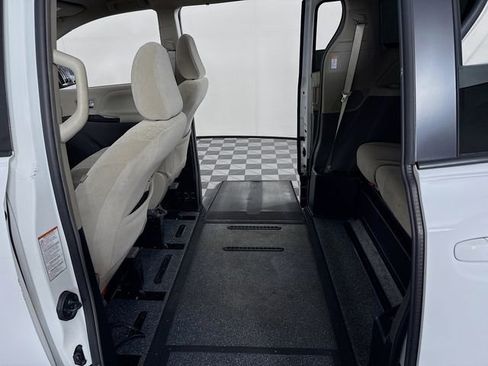 Used 2017 Toyota Sienna LE image 9