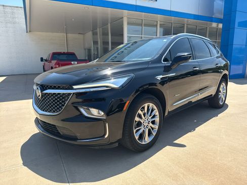 Used 2023 Buick Enclave Avenir image 2