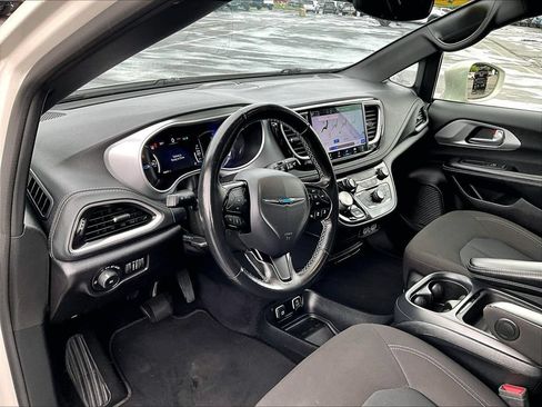 Used 2021 Chrysler Pacifica Touring w/ S Appearance Package FWD image 8