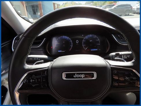 Certified 2022 Jeep Grand Cherokee Overland w/ Luxury Tech Group IV image 16